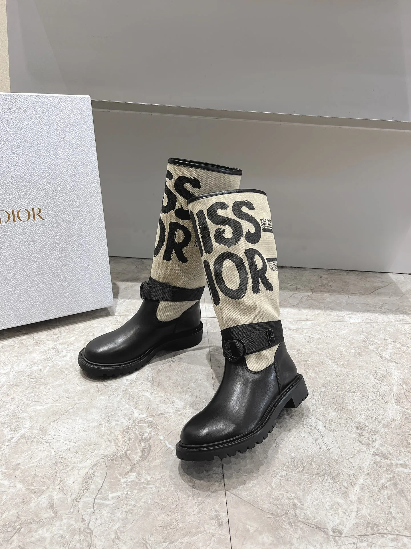 👟👟Ex-factory price 820👟👟 D-Major boots use unique design elements to create a striking appearance. Crafted from black technical fabric and calf leather, it's easy to put on and take off. Taking inspiration from the Dior Book Tote bag, it features a two-tone "Christian Dior" signature on the top. Adjustable nylon straps with "CD" logo and rippled rubber soles set the tone for the bold silhouette. The boot shaft is decorated with the "Christian Dior" logo. The ankle is surrounded by a technical fabric band with brass rings. Notched rubber soles are decorated with Christian Dior's lucky star symbol. Upper: cowhide stitching fabric. Outsole: original molded outsole. Size: 35-41 (40.41 customization is not returnable)